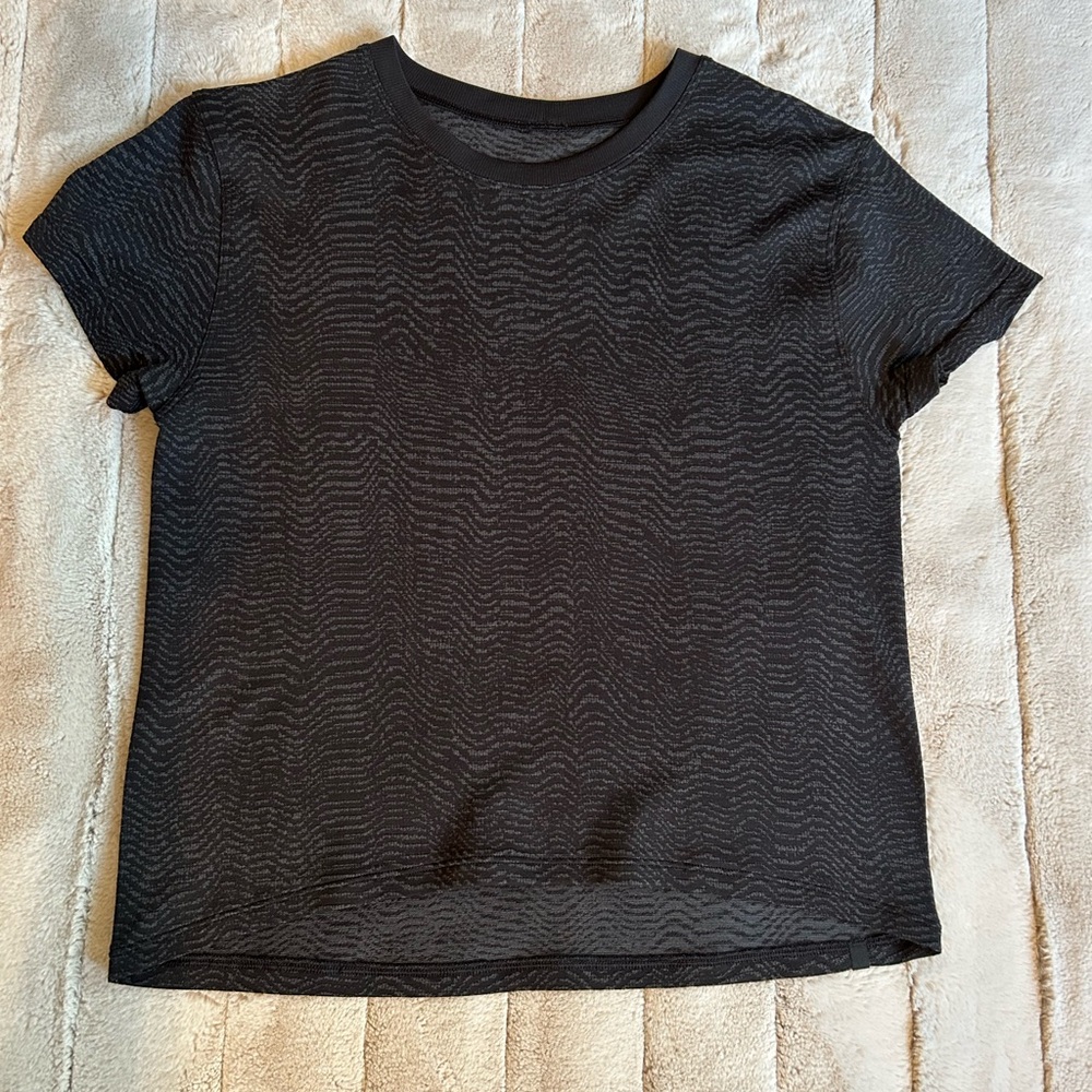 🥳 *SALE* Lululemon Women's Tee, Black Pattern, Size 6